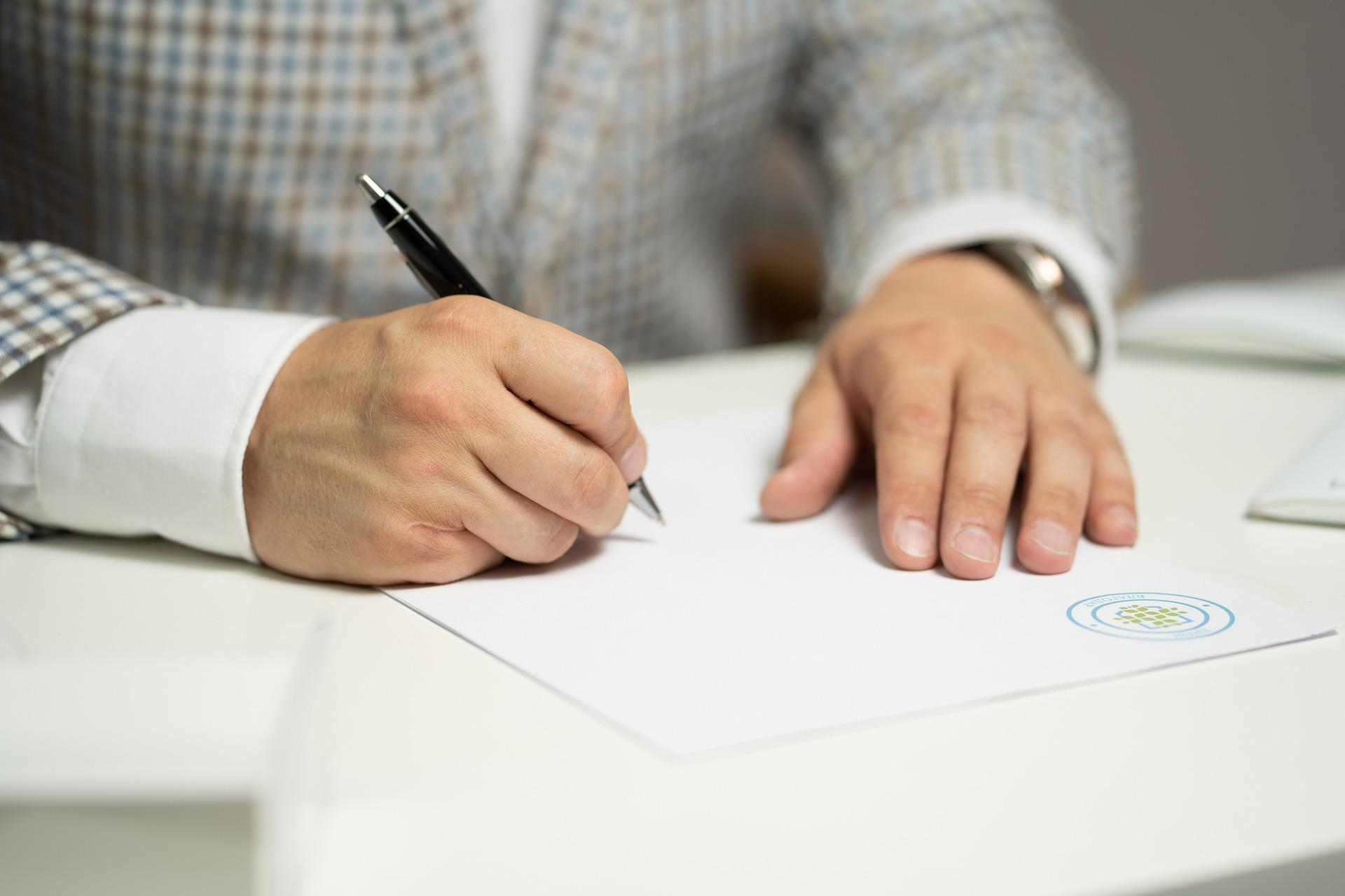 does a pa title need to be notarized out of state